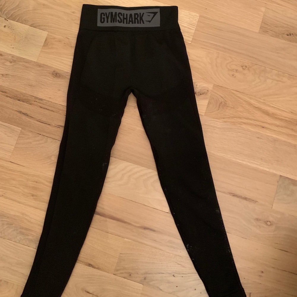 Black gym shark leggings